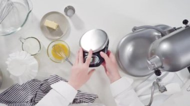 Ev yapımı tarçınlı rulo hazırlamak için cam kasede malzemeleri karıştırıyorum..