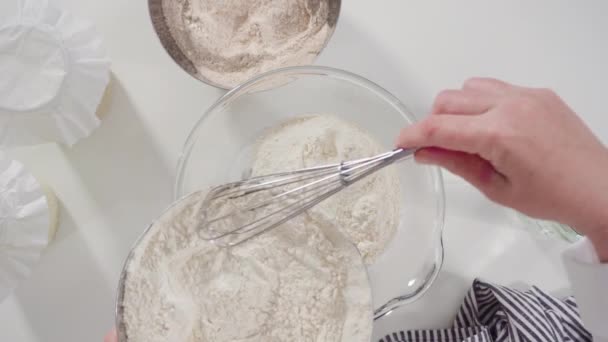 Mezclar Los Ingredientes Tazón Vidrio Para Preparar Rollos Canela Caseros — Vídeos de Stock