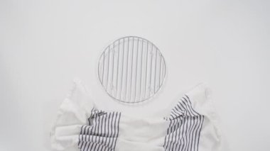 Mutfakta tarçınlı börek yapıyorum.