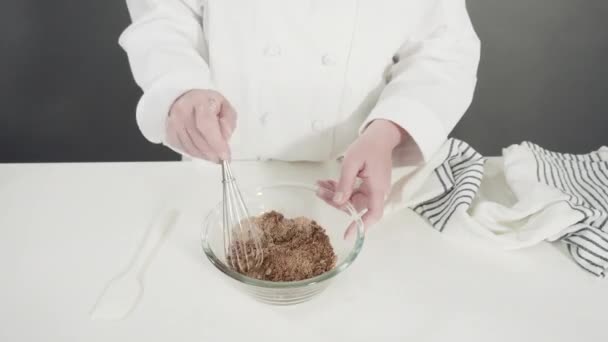 Míchání Ingrediencí Skleněné Misce Přípravu Glace Pro Domácí Skořicové Rolky — Stock video