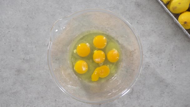 Ingredientes Cuencos Vidrio Para Preparar Tostadas Francesas Sobre Una Mesa — Vídeos de Stock