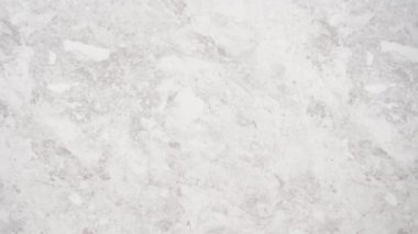 Çikolatalı kek hazırlamak için bardakları karıştırıyorum..