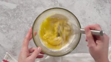 Çikolatalı kek hazırlamak için bardakları karıştırıyorum..