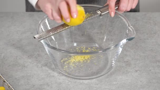 Zesting Organik Lemon Untuk Memanggang Kue Lemon Pound — Stok Video