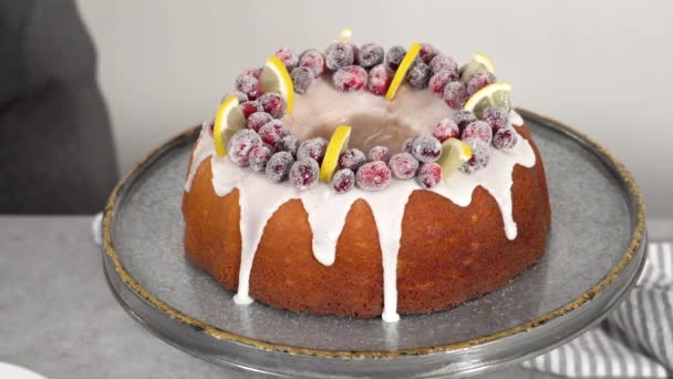Lemon Cranberry Bundt Cake Didekorasi Dengan Gula Cranberry Dan Lemon — Stok Video
