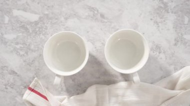 Çırpılmış krema, çikolata kalpler ve dudaklarla süslenmiş çikolatalı kek..