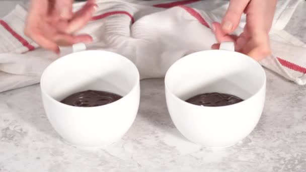 Pasteles Taza Chocolate Adornados Con Crema Batida Corazones Labios Chocolate — Vídeo de stock