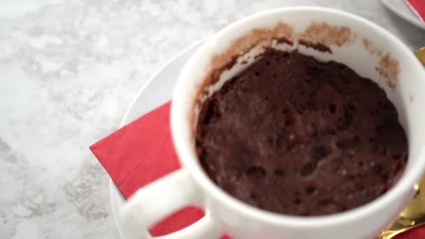 ホイップクリームとチョコレートの心と唇で装飾されたチョコレートマグカップケーキ — ストック動画