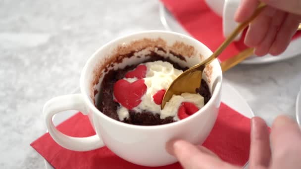 Schokoladenkuchen Garniert Mit Schlagsahne Und Schokoladenherzen Und Lippen — Stockvideo