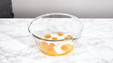 Bardakta ıspanak ve jambonlu frittata karışımı..