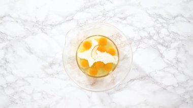 Bardakta ıspanak ve jambonlu frittata karışımı..