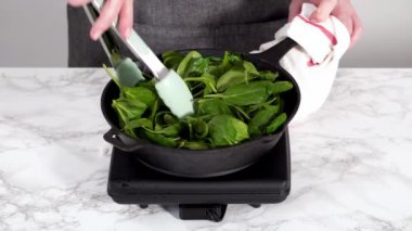 Ispanak ve jambonlu frittata için ıspanak sote..