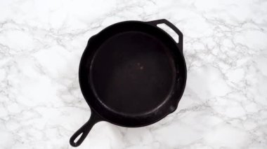 Ispanak ve jambonlu frittata için ıspanak sote..