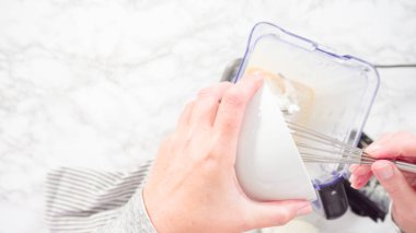 Düz yatıyordu. Krep hamuru yapmak için elektrikli blender karışımı..