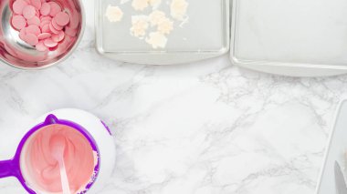 Düz yatıyordu. Adım adım. Çikolatalı şekerleri eritmek elektrikli bir şeker tenceresinde erir..