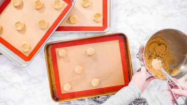 Düz yatıyordu. Adım adım. Fıstık ezmeli kurabiye hamurunu hamur kepçesiyle fırçalamak..