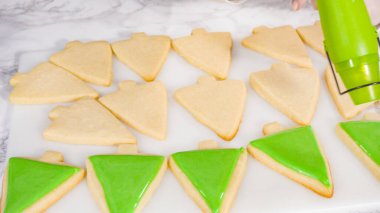 - Adım adım. Buzlu Noel ağacı şekilli şeker kurabiyeleri ve yeşil kraliyet kreması..