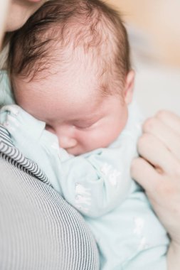 Yeni doğmuş bir bebeğin yaşam tarzı portresi, üç haftalık bir kız bebek..