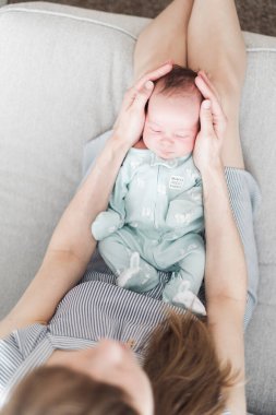 Genç bir anne ve üç haftalık kızının hayat tarzı portresi..