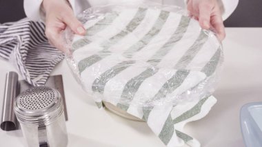 Ev yapımı ekşi ekmek ve mayalı ekmek.