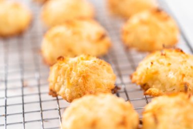 Mutfakta yeni pişmiş hindistan cevizli kurabiyeler kurutuluyor..