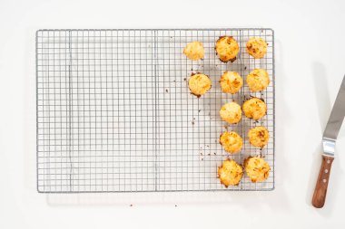 Düz yatıyordu. Mutfakta yeni pişmiş hindistan cevizli kurabiyeler kurutuluyor..