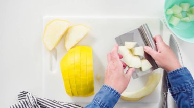 Adım adım. Düz yatıyordu. Beyaz kesme tahtasında kaygan altın çiğ taneli kavun.