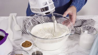 Adım adım. El yapımı mutfak mikserinde ev yapımı çikolatalı dondurma hazırlıyorum..