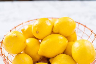 Limonlu kek hazırlamak için cam karıştırma kaselerinde bulunan malzemeler..