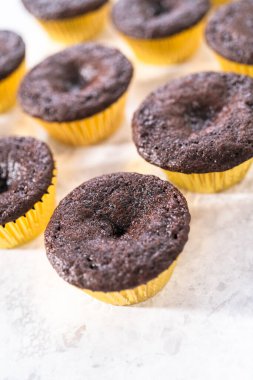 Tereyağlı kremayla süslemek için taze pişmiş çikolatalı kekler..