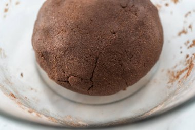 Çikolatalı kraker pişirmek için karıştırma kabında malzemeleri karıştırıyorum..