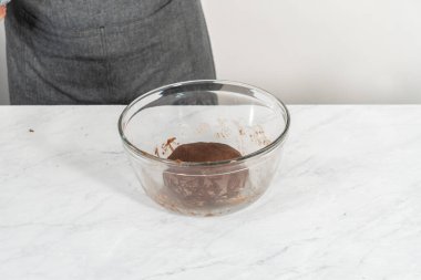 Çikolatalı kraker pişirmek için kurabiye hamuru topu.