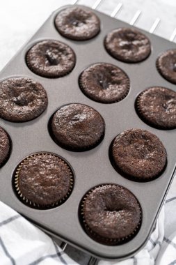 Tezgahta taze pişmiş çikolatalı kekler serinliyor..