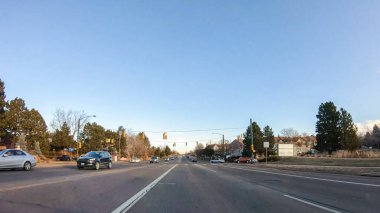 Denver, Colorado, ABD-13 Ocak 2020 - Amerika 'nın banliyölerinde tipik asfalt yollarda sürüş.