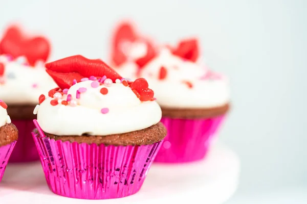 Červené Sametové Cupcakes Smetanovým Sýrem Polevou Zdobí Srdce Polibek Tvaru — Stock fotografie