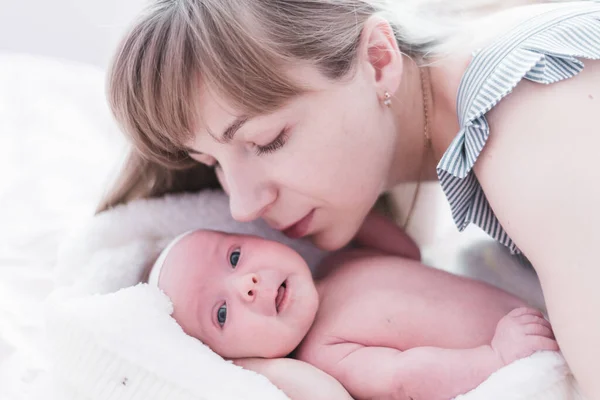 Estilo Vida Retrato Uma Jovem Mãe Seu Recém Nascido Três — Fotografia de Stock