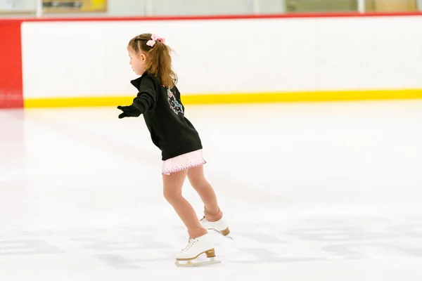 小さな女の子練習フィギュアスケート上の屋内アイススケートリンク — ストック写真