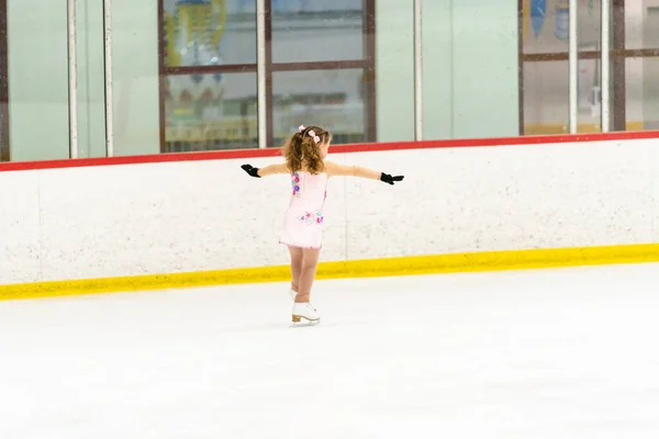 Menina Praticando Patinação Artística Uma Pista Patinação Gelo Interior — Fotografia de Stock
