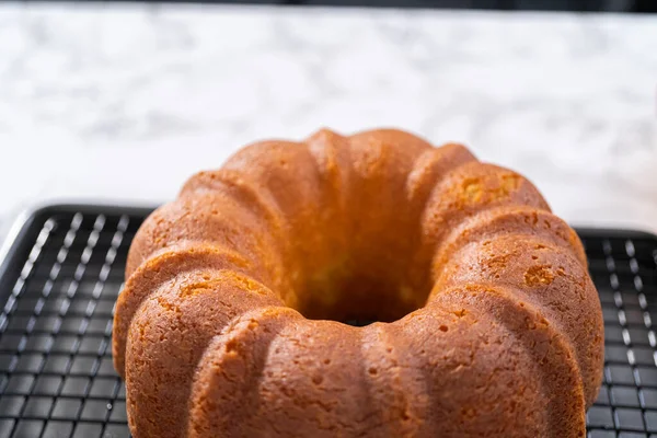 Cooling Lemon Bundt Cake Kitchen Drying Rack — Stock Photo, Image