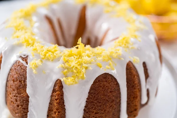 ケーキスタンドにレモンの皮で装飾されたレモンバンドルケーキ — ストック写真