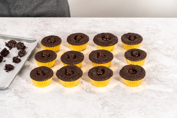 Fyllning Chokladmuffins Med Choklad Ganache — Stockfoto