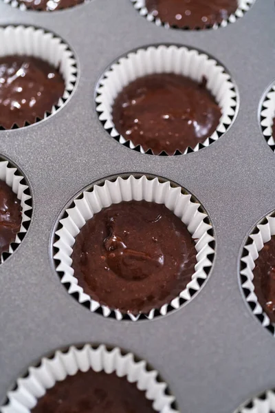 Kek Kuyruğuna Çikolatalı Kek Hamuru Atmak — Stok fotoğraf