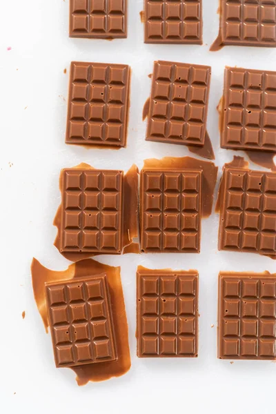将迷你巧克力从硅胶巧克力模具中取出 放入白板中 — 图库照片