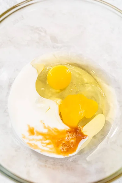 Blande Ingredienser Blandeskål Glass Med Visp Bake Sjokoladejordbærmuffins – stockfoto