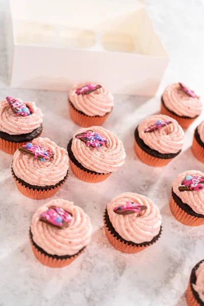 Förpackning Nybakad Choklad Jordgubbsmuffins Utsmyckade Med Gourmet Mini Rosa Choklad — Stockfoto