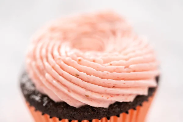 Cupcake Cioccolato Glassati Con Glassa Burro Fragole — Foto Stock