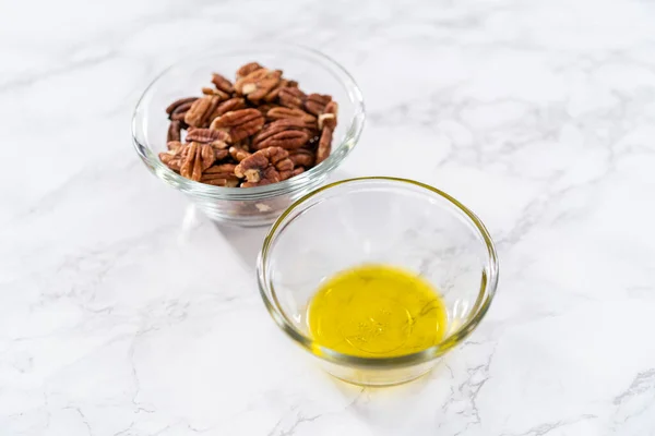 Mättade Ingredienser Glasskål För Att Göra Rostade Pekannötter — Stockfoto