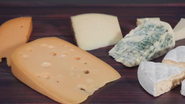 Koyu Ahşap Arka Planda Büyük Gurme Peynir Dilimleri Var — Stok video