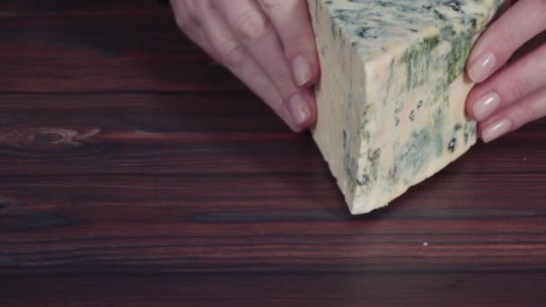 Gran Cuña Queso Azul Sobre Fondo Rústico Madera — Vídeo de stock