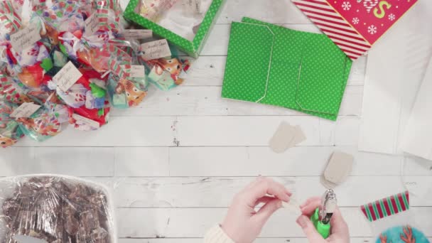 Συσκευασία Σπιτική Fudge Και Μπισκότα Ένα Χριστουγεννιάτικο Κουτί Δώρου — Αρχείο Βίντεο